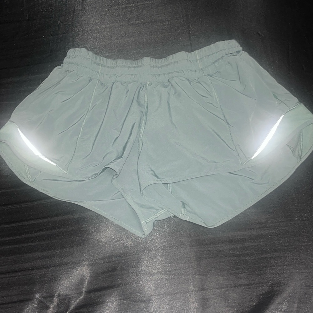 Lululemon hotty hot size 10 2.5in